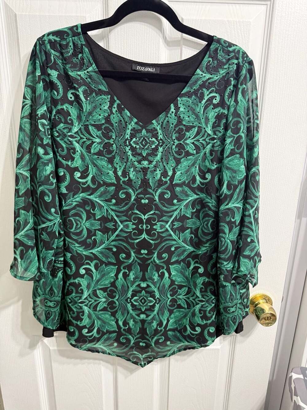 Roz & Ali Blouse Size 1X Green Black Overlay Rhinestone Embellishments